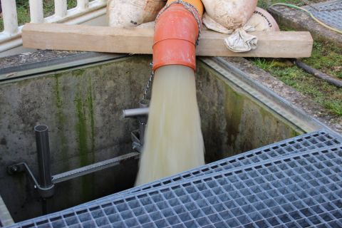 Wasser läuft, aber nur durch das Rohr. Im Kanal hat jedoch mehr Platz.