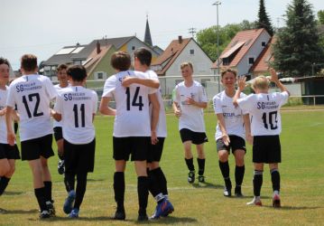 Die ganze Truppe gratuliert dem Torschützen