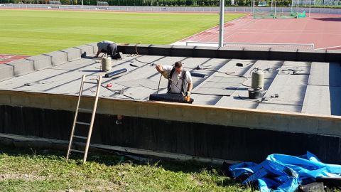 Schweißbahnen auf den Lagerräumen der Leichtathleten