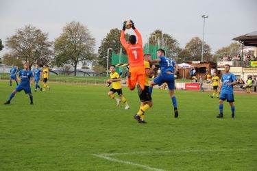 Auch das Backen aufblasen von Simon Lehmann hilft nicht, Spinner hat den Ball
