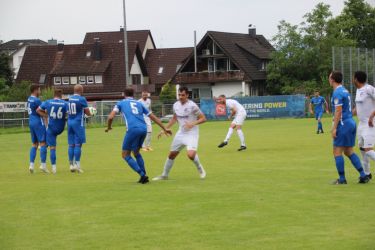 Fabio Bächle (4.v.r.) zirkelt den Ball zum 0:1 um die Mauer herum ins Tor