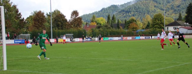 Torhüter Tobias Erb kann nur noch hinterherschauen. Doch der Ball von Simon Lehmann (re.) geht nur an den Pfosten.