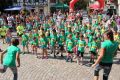 Gemeinsames Auflockern vor dem Lauf macht Spass, die Kids machen das vorbildlich