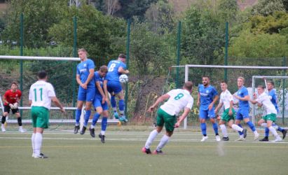 David Müller zieht ab, Luka Schmieder und Benni Bruckner nehmen Louis Hättich in die Mitte und blocken den Ball ab