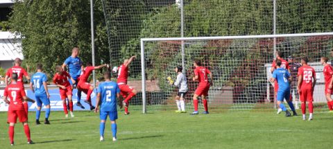 Nach einer Ecke von Mario Braig springt Luka Schmieder (5.v.l.) am höchsten und köpft den Ball zur 1:2 Führung für den SV Haslach ein