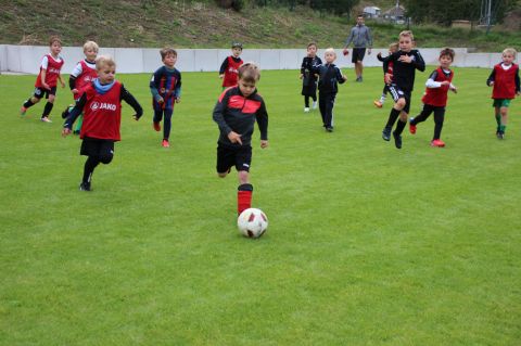 Die Spielfelder sind freigegeben für unsere Jüngsten - die starten auch gleich durch