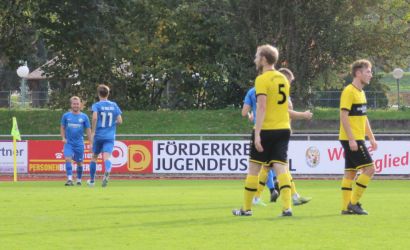 Freude nach dem 1:2 von Mario Braig, Kevin Reis (11) gratuliert dem Torschützen