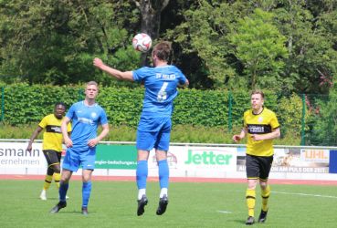Nach diesem Kopfball von Ralf Kammerer kommt Benni Bruckner an den Ball und erzielt die 1:0 Führung für den SVH