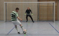 Markus Hansmann (10) gegen "Flatterhair" Rüdiger Heinze