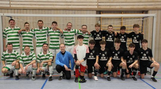Finalgegener beim Silvester-Cupwaren das Team "Bambi" (schwarze Trikots) und "Ritschele (grün/weiß). Die junge Truppe der Bamibs setzte sich dabei mit 2:0 durch und gewann überraxchend den Silvester-Cup2024