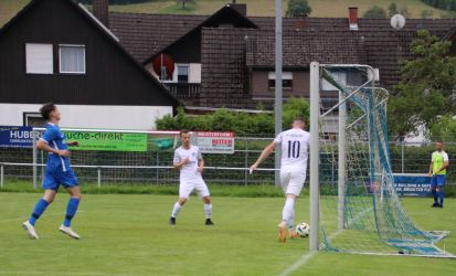 Benni Bruckner läuft zum 3:1 ins gegnerische Tor, Mark Bork (Mitte) war mitgelaufen, Michael Gieringer kommt zu spät