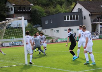Nach einer Ecke rettet ein Feldspieler auf der Linie, Benni Bruckner (schwarz) lauert