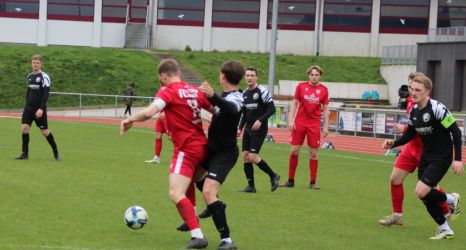 Spielführer und zweifacher Torschütze Michael Schwanz (11) wird vom SVH-Innenverteidiger Daniel Schwarz eng gedeckt