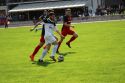 Tamburello wird bei seinem Sprint über den halben Platz von zwei Gegenspielern bedrängt, aber er setz sich durch.
