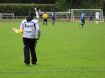 Der SR merkt nicht, dass der SVH 12 Mann auf dem Platz hat. Fa stopft die Löcher im Rasen.
