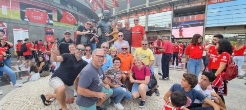 Die AH-Reisegruppe bei der Eusébio-Statue vor dem Stadio von Benfica Lissabon