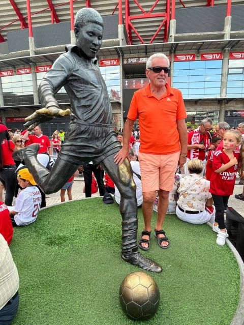 Zwei Legenden: rechts Rainer Gutmann und links eine Bronzefigur