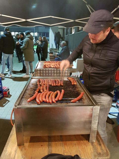 …die Würste liegen auf dem Grill…