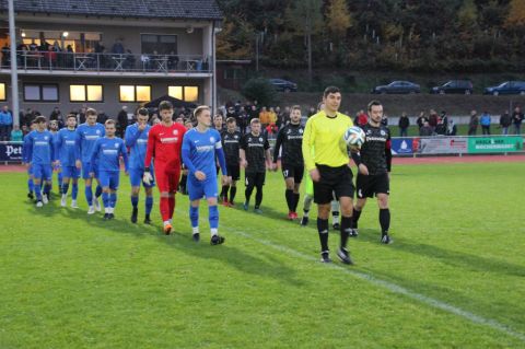 19.11.2022 um 17.00 Uhr laufen der SV Haslach und der SV Oberharmersbach ein