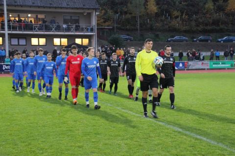 19.11.2022 um 17.00 Uhr laufen der SV Haslach und der SV Oberharmersbach ein