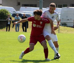 Nick Ketterer versucht den Ball abzuschirmen gegen Fabio Bächle (re)