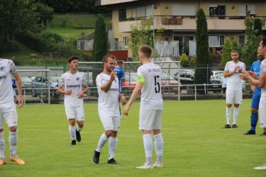 Beifall bei der Auswechslung und Verabschiedung von Mario Braig (3.v.l.), der mit Spielführer Max Armbruster abklatscht