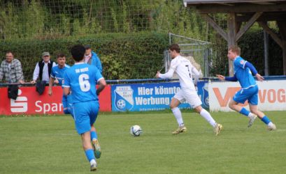 Kevin Reis (7) setzt sich auf dem rechten Flügel durch, sein Zuspiel auf Giulio Tamburello zieht den Strafstoß nach sich
