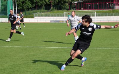 Doppeltorschütze Joel Silzer war ein Aktivposten und flankte hier vor das Tor des SC Offenburg