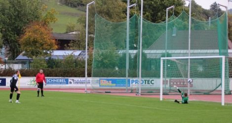 Spielführer Max Armbruster erzielt per Strafstoß den vorentscheidenden Treffer zum 4:2