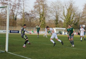 Im Zweikampf hat Spielführer Dominik Kaiser das Nachsehen gegen Kevin Reis, doch Torhüter Lennard Ludwig lenkt den Kopfball über die Latte.