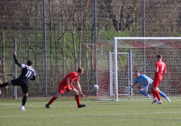 Der Schuss von Giulio Tamburello (11) geht nur knapp am Pfosten vorbei an das Außennetz, doch Keeper Luca Bauhüs wäre zur Stelle gewesen.