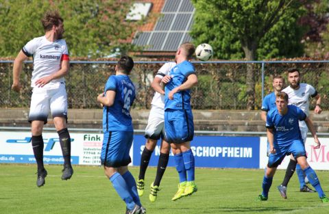 Nach einer Ecke regt sich Spielführer Ralf Kammerer (links) vergeblich.