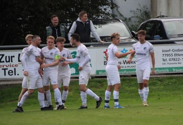 Benni Bruckner (2.v.l.) hat für den SV Haslach in der Nachspielzeit zum 1:1 Ausgleich getroffen, Freude bei Dean Hämmerle (v.L.), Max Armbruster, Philipp Ganter, Simon Lehmann, Elias Gärtner und Kevin Reis