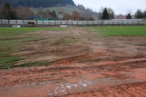 Die Bohrlöcher sind wieder gefüllt, doch richtig gut sieht der Platz nicht wirklich aus