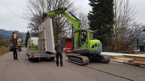 Die Wände werden angeliefert und abgeladen