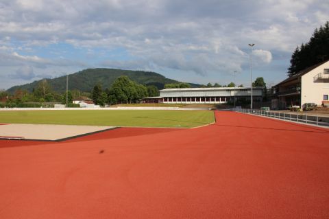 ...Spielfeld und Laufbahn.