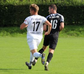 War viel unteregs: Simon Lehmann (16) setzt sich hier gegen Andreas Himmelsbach (17) durch und flankt in den Strafraum
