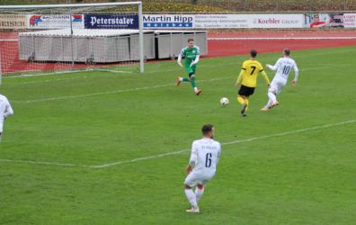 Oberkirchs Torjäger Luka Löbsack (7) stürmt heran, doch Benni und Philipp haben das im Griff