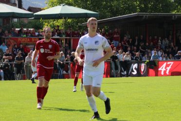Jochen Kinnast hatte vor einer guten Kulisse immer ein Auge auf Haslach's Torschützen Luka Schmieder (re) geworfen, wenn der sich vorne einschaltete