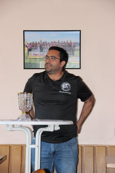 Auch wenn es nicht so ausschaut, doch Claudio Tamburello (Vorstand Sport) mit dem Pokal im Vordergrund und dem Pokalfoto im Hintergrund war stolz wie Bolle auf sein Team