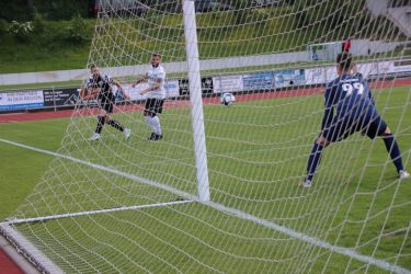 Giulio Tamburello flankt vor das Tor, doch Keeper Philipp Schumann greift sich den Ball
