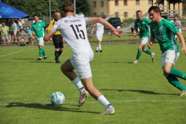 Julius Allgaier (15) sucht die Lücke im Strafraum