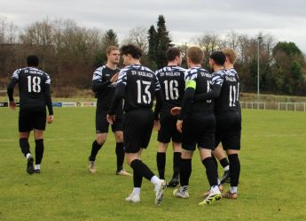 Freude aber auch beim Team, die alle gratulieren, denn diese Führung verlieh Sicherheit gegen die überforderten Gastgeber.