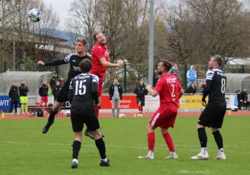 Luka Schmieder (li) und Felix Pietrock im Kopfballduell, der Ball geht aber über die Latte