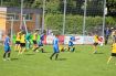 Spieler ohne Ende im Strafraum, aber wer trifft den Ball?