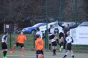 Die gesamte Abwehr unterläuft die Ecke, der Denzlinger Spieler (links) erzielt das 1:2. Doch die SGH gleicht in der 2.Hälfte aus.