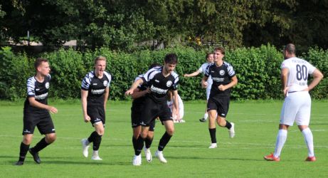 Mit dem hatte keiner mehr gerechnet: Das 0:1 von Joel Silzer (4.v.l.) löst den Urschrei aus beim SVH. Vincent Hättich (v.l.), Spielführer Max Armbruster, Giulio Tamburello (verdeckt) und Jakob Wußler - Freude pur. Routinier Hakan Ilhan (re.) vom FSV ist o