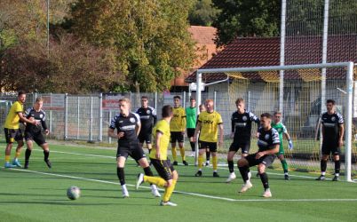 Nach einer Ecke lässt Bjarne Binder (vorne) den Ball durch seine Beine, den anschließenden Schuss von Hendrik Mayer (nicht im Bild) kann Torhüter Patrick Braig (2.v.r.) mit den Füßen abwehren