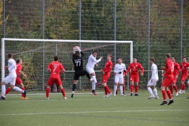 Torhüter Luca Bauhüs (77) pflückt den Ball herunter, Jonathan Kalt (in weiß daneben) kommt nicht ran