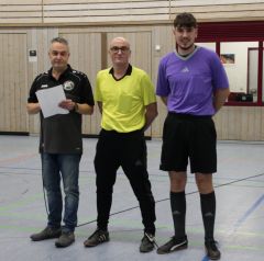 Vorsitzender Jürgen Philipp dankt den Schiedsrichtern Dirk Waldmann und Fabian Mauz für ihre klasse Leistung